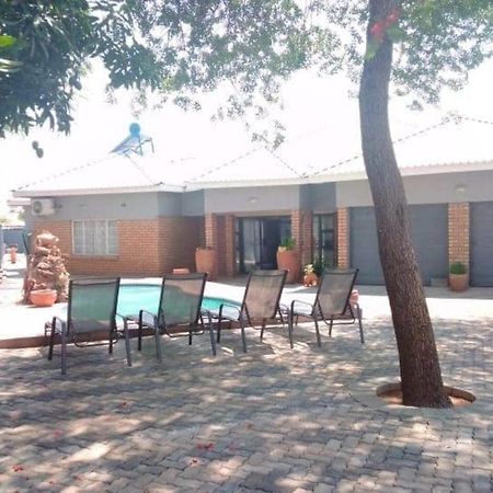 Chitova'S Guesthouse Victoria Falls Dış mekan fotoğraf